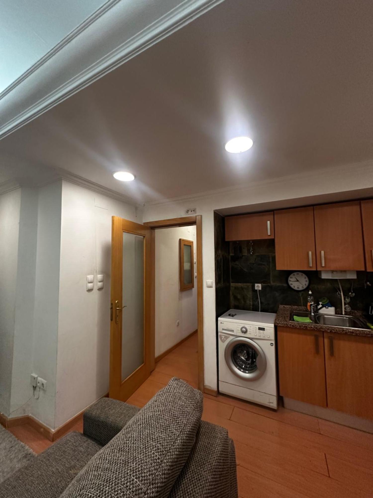 Estudio Que Compoe Se Por Uma Peca Com Cozinha Integrada Um Banheiro *
